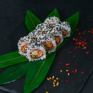 Ролл с жареным лососем в кунжуте